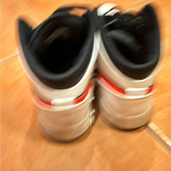 NIKE Air Jordan 1 Mid "Chile Red" (White/Chile Red-Black - Picture 3 of 9